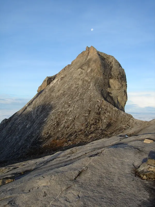 Un bloc de granit sous un ciel bleu