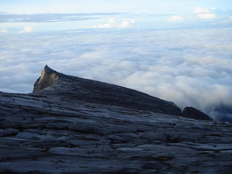 Une dalle de granit face à la mer de nuages