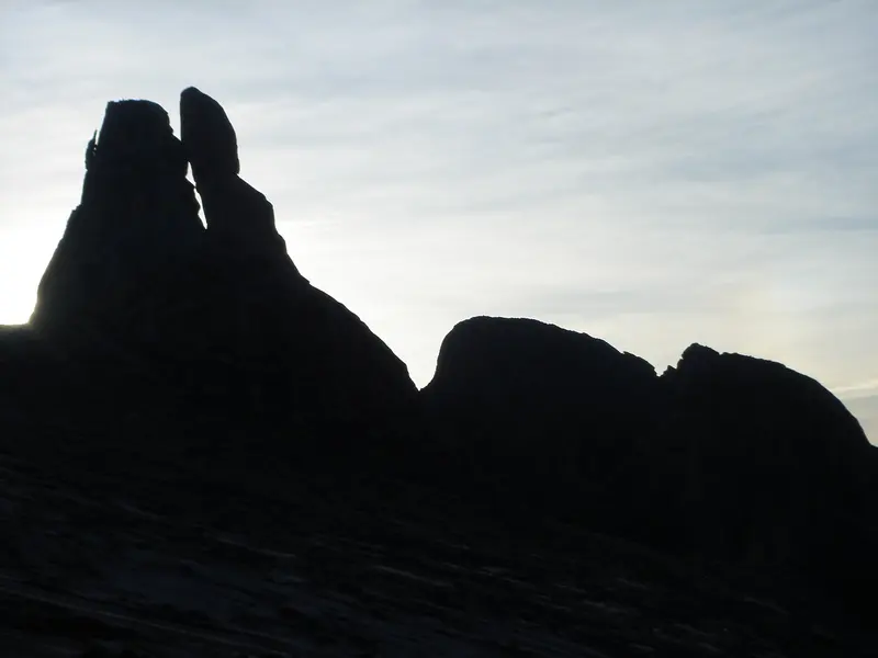 Deux aiguilles de granit en ombre chinoise