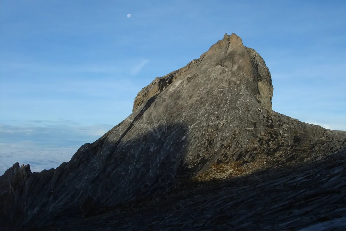 Le sommet de granit du mont Kinabalu dans la lumière du matin.