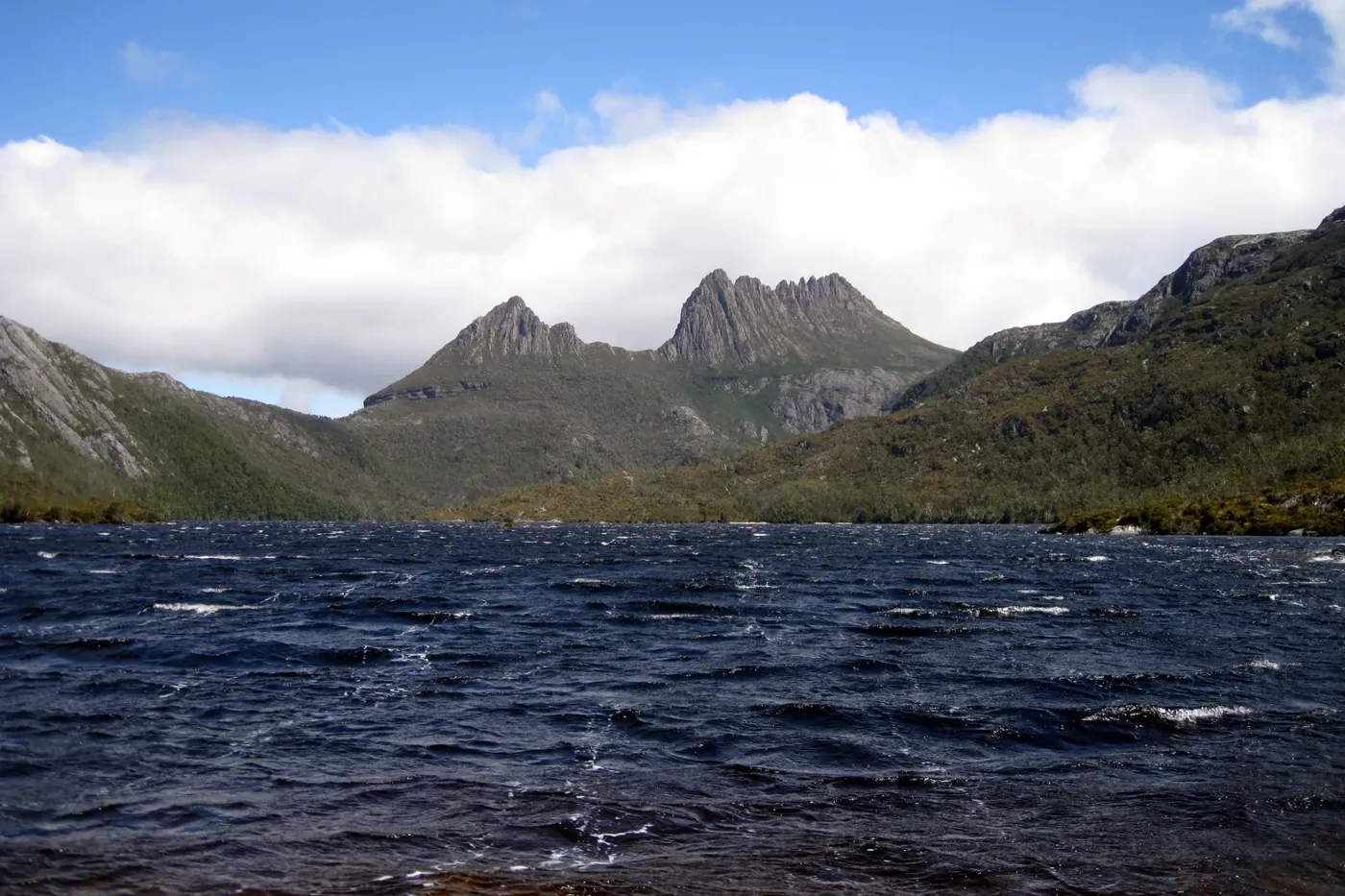 Le Cradle Mountain, ses pics acérés au-dessus d’un lac.
