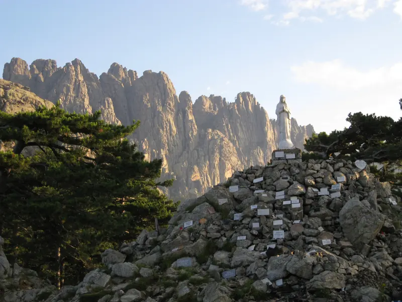 Les aiguilles de granit derrière un cairn de plaques