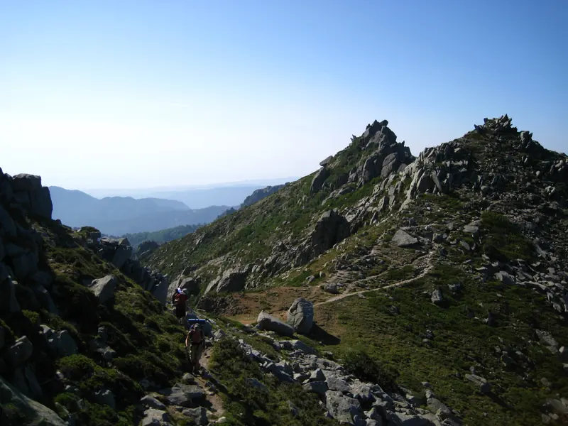 La crête et le sentier en contrebas
