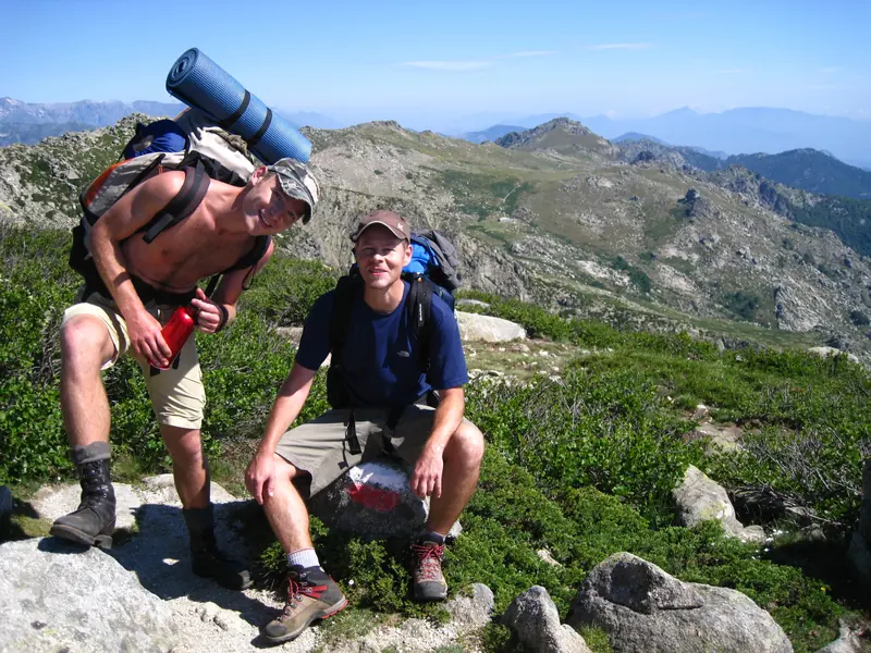 Pause entre randonneurs, sacs au dos