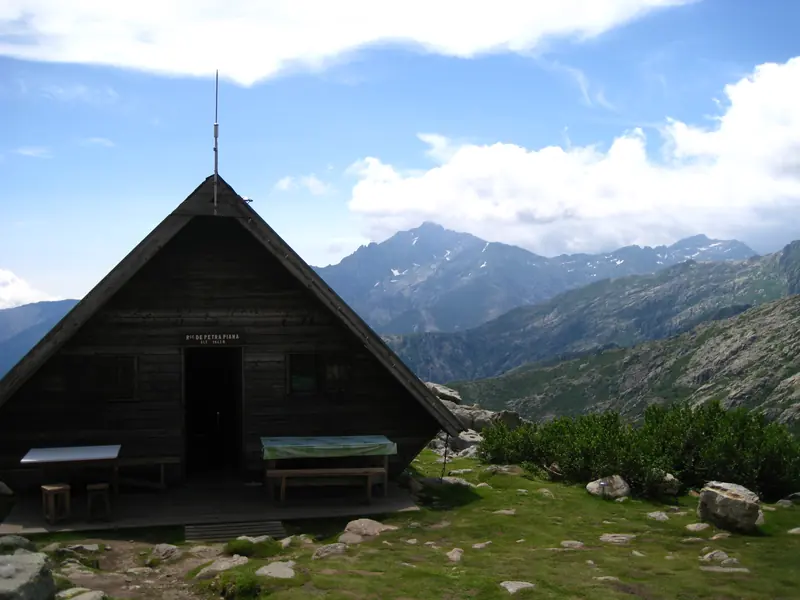 Un refuge en bois sous les nuages
