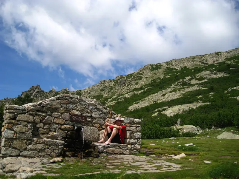 Une cabane de pierre près de la source