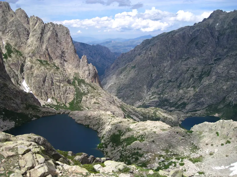 Deux lacs au fond de la vallée