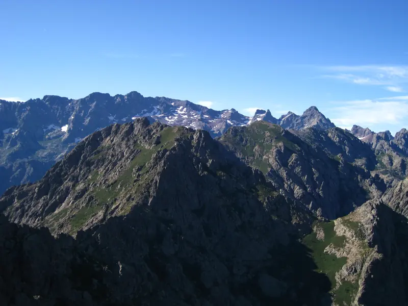 Crêtes et sommets bleutés