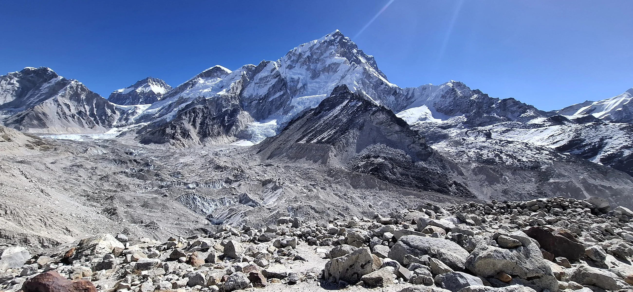 La moraine du glacier du Khumbu face au Nuptse, près du camp de base de l’Everest, sous un ciel d’un bleu profond.