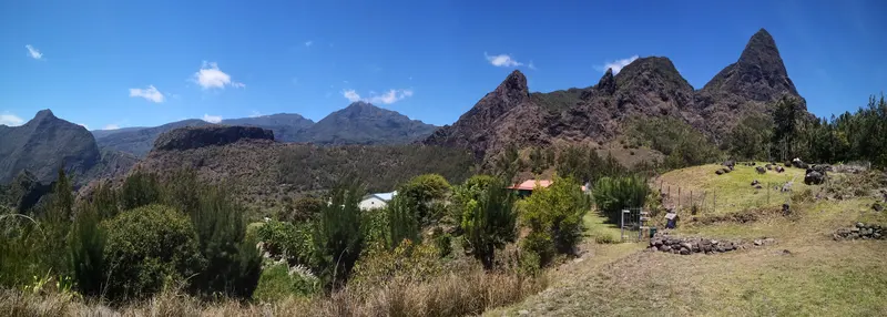 Un hameau au pied de pitons rocheux