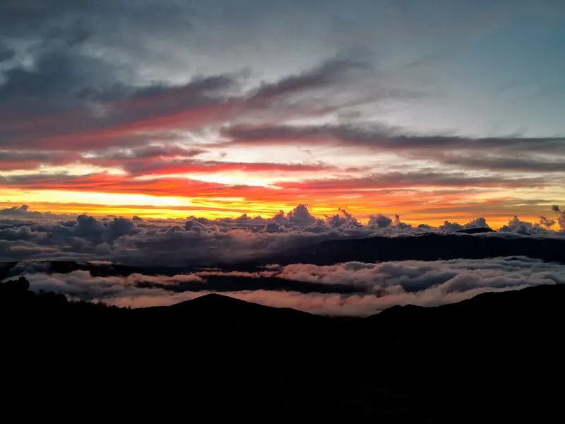 Un coucher de soleil au-dessus des nuages