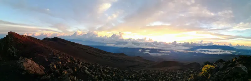 Lumière dorée sur une crête volcanique