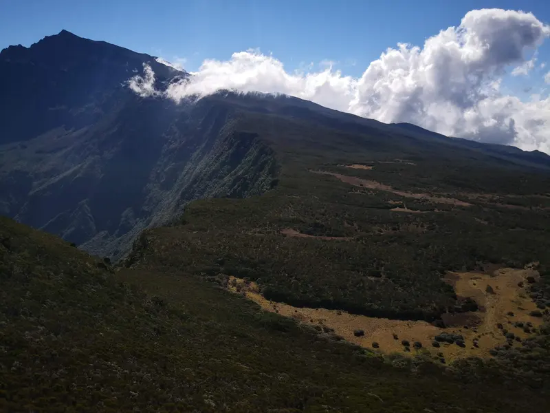 Une crête et ses nuages