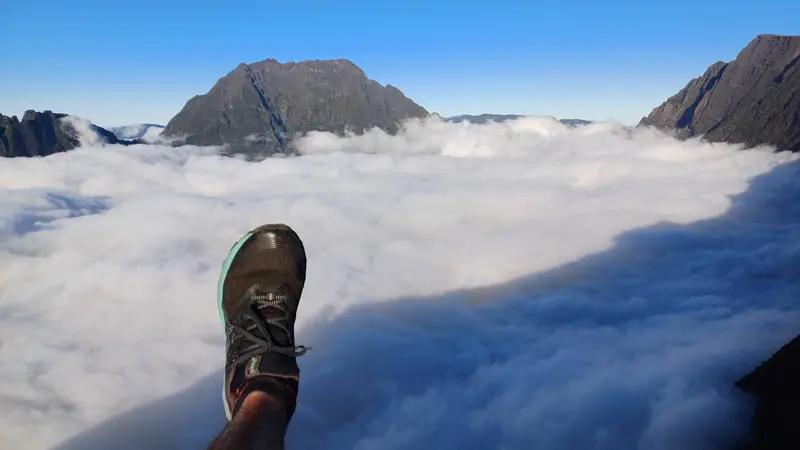 Une chaussure au-dessus de la mer de nuages