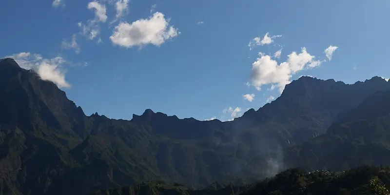 Des crêtes sombres sous un ciel bleu