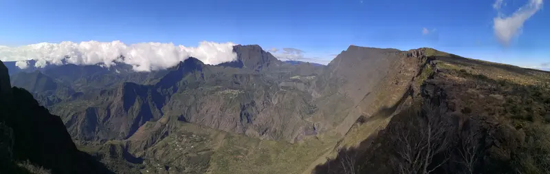 Une arête sous un ciel bleu intense