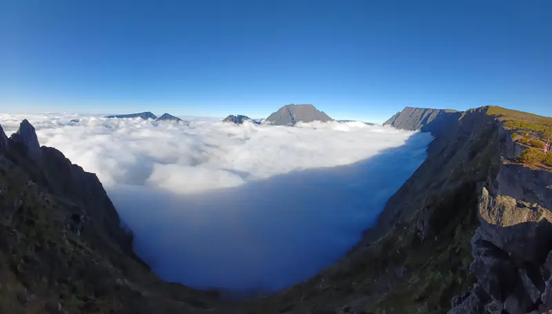 Une mer de nuages dans le cirque