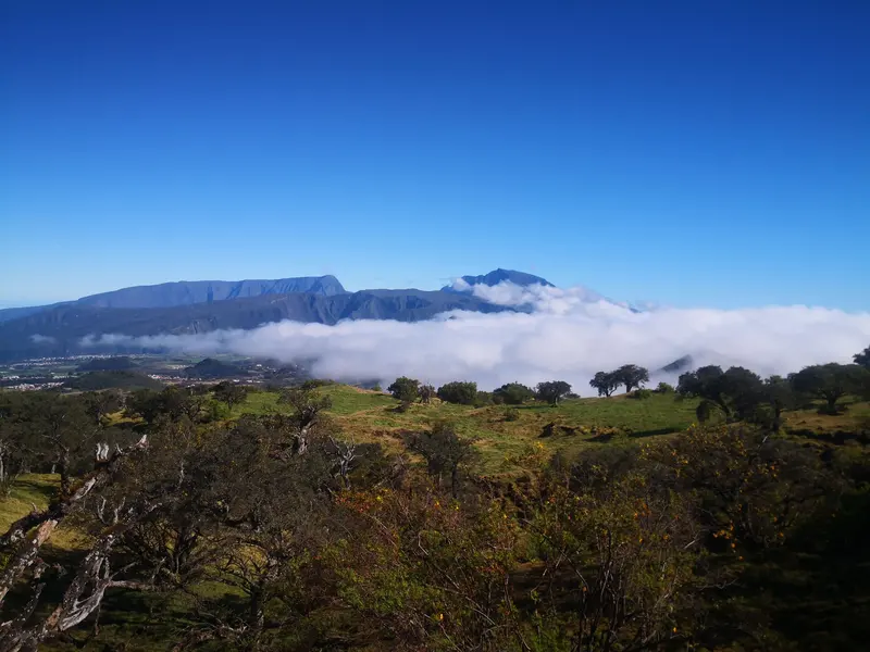 Une mer de nuages sur les hauteurs