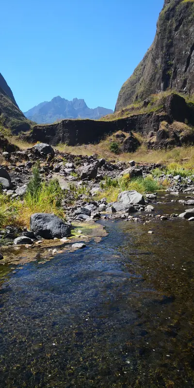 Un ruisseau entre les rochers