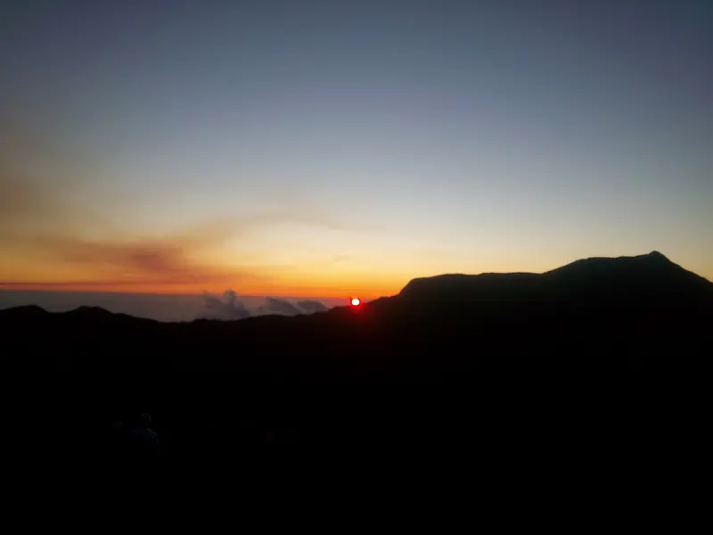 Le soleil se couche derrière la crête