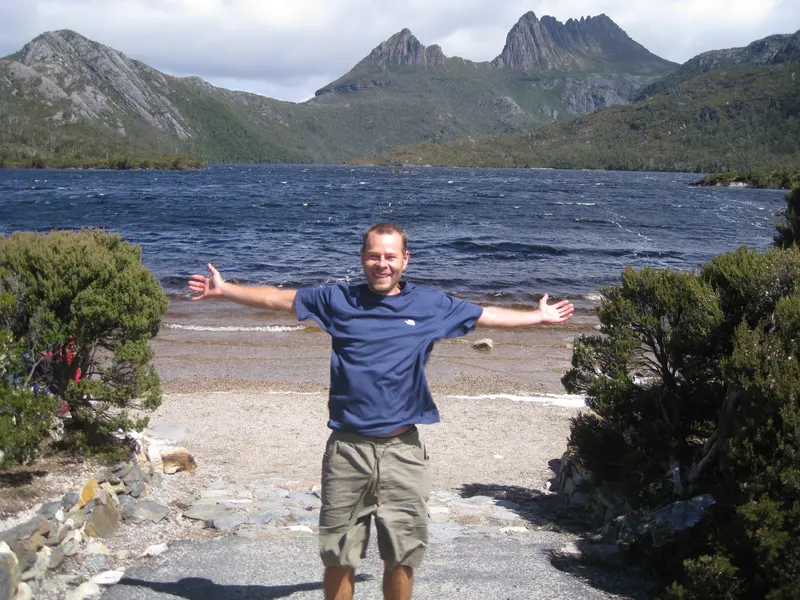Les bras ouverts devant le Cradle Mountain