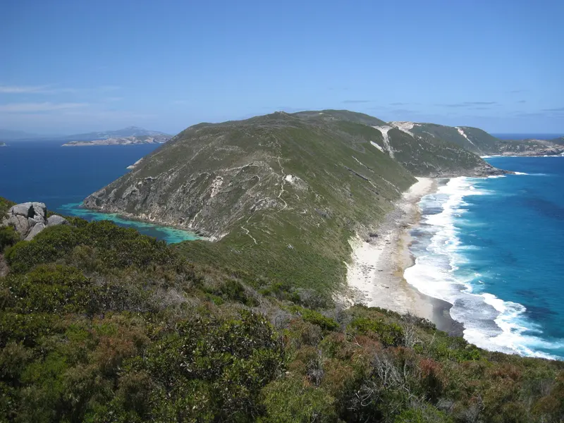 Une plage sauvage battue par les vagues