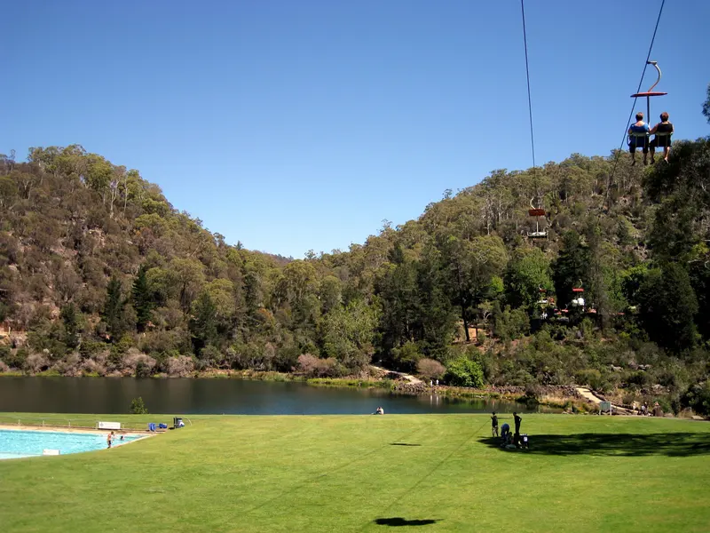 Un télésiège au-dessus de la gorge