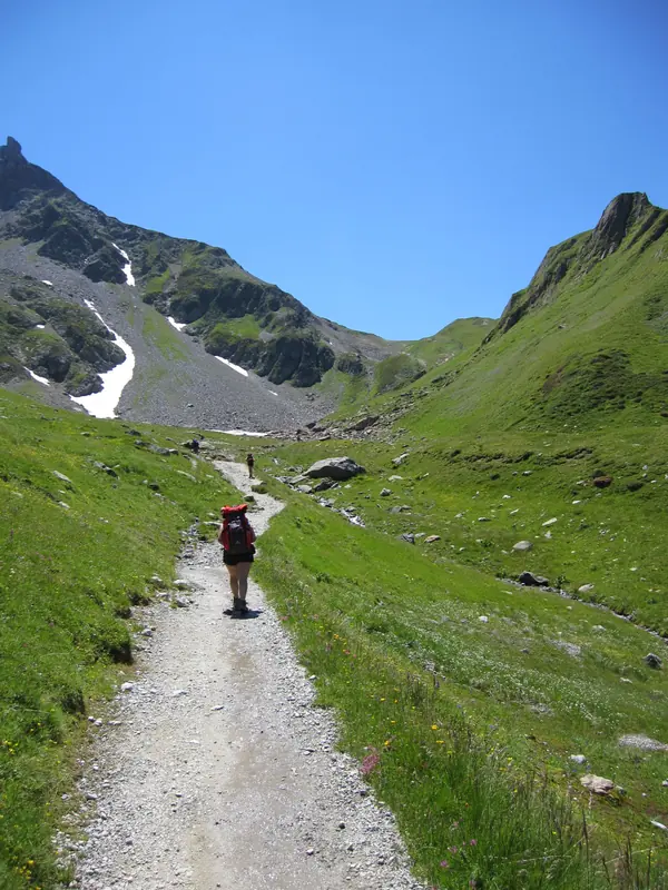 Le sentier qui monte vers le col