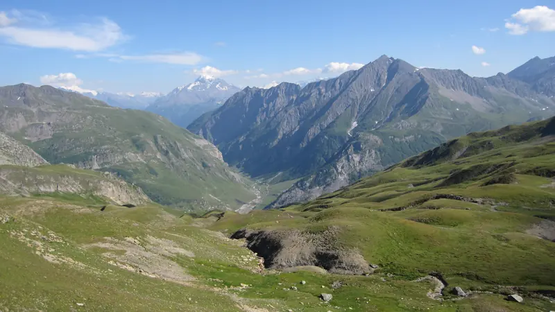 Vallée et crêtes vertes