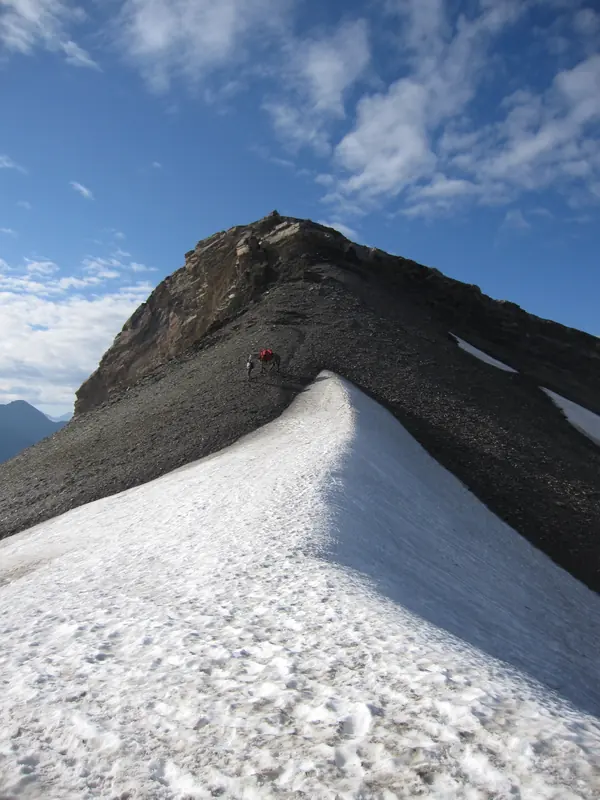 Une arête de neige à longer