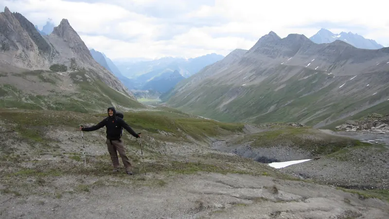 Bras ouverts face à la vallée
