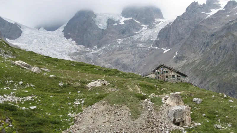 Un refuge au pied d’un glacier