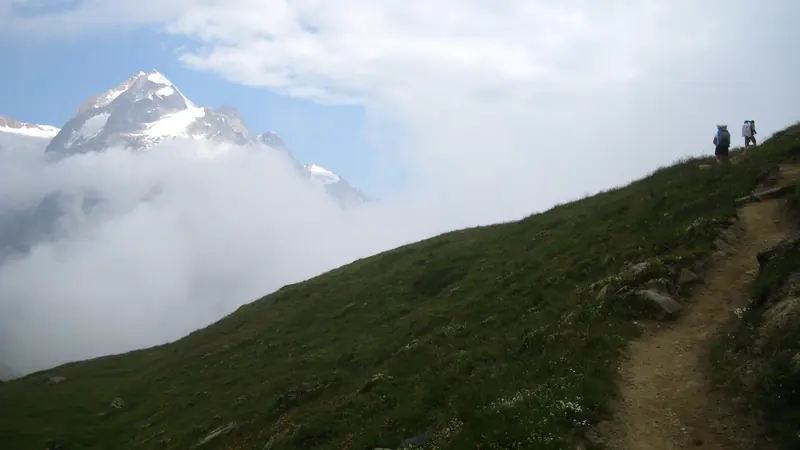 Sur le sentier, au-dessus des nuages