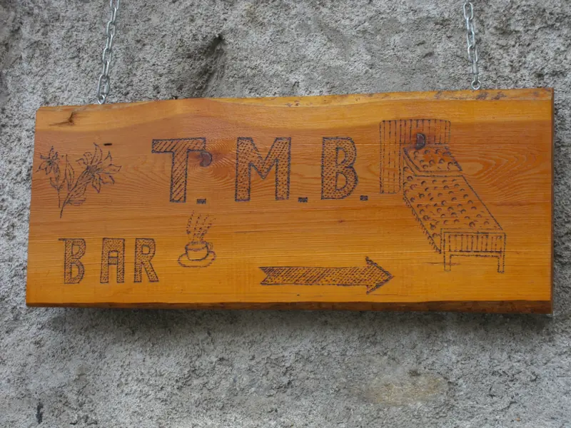 L’enseigne T.M.B. d’un refuge-bar