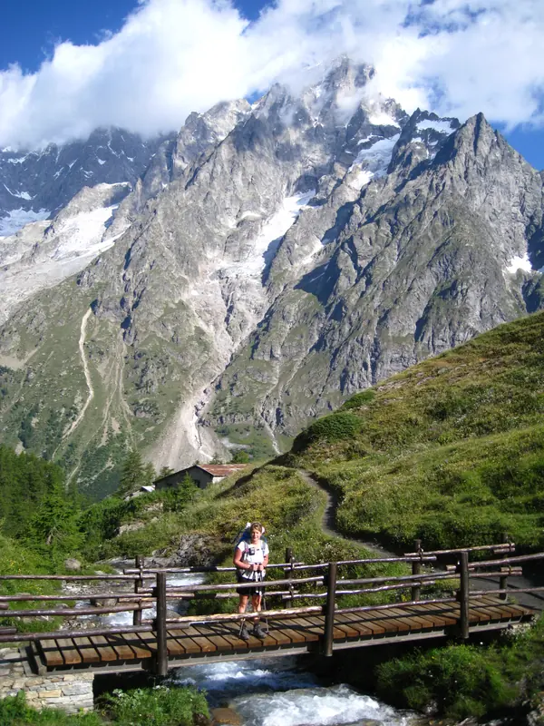 Une passerelle au pied des parois glacées