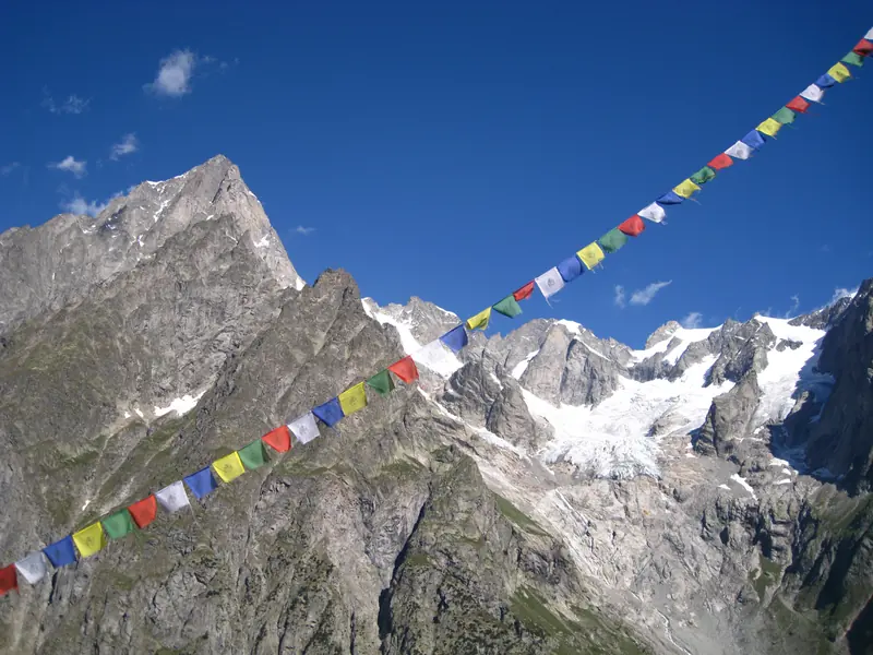 Drapeaux de prières devant la pointe rocheuse