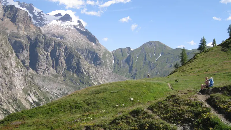 Un sentier en balcon dans la montagne