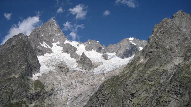 Glacier suspendu et pointes rocheuses