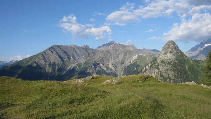 Alpage et pointe rocheuse