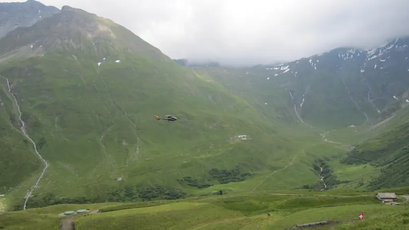 Grande vallée verte sous les nuages
