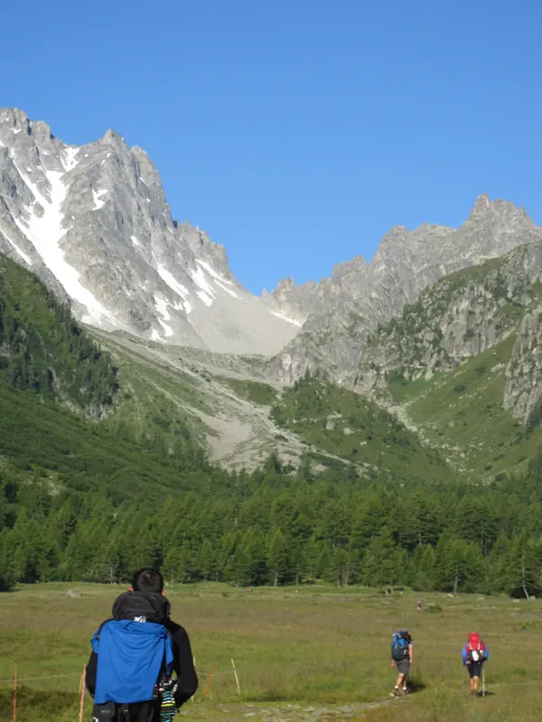 En route dans la vallée, les sommets devant