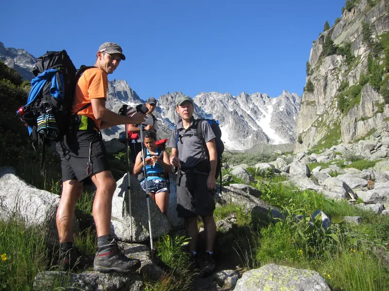 Pause au bord du sentier, sacs au dos