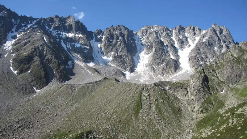 Dents de granit et névés
