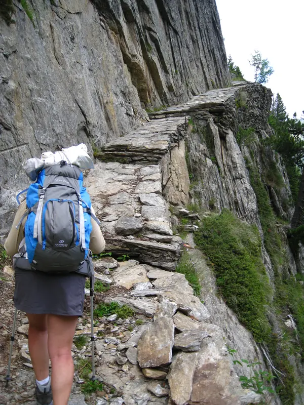 Un sentier taillé dans la falaise
