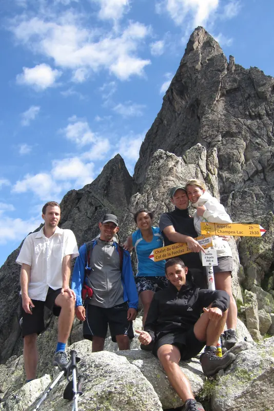 Photo d’équipe au pied d’une aiguille