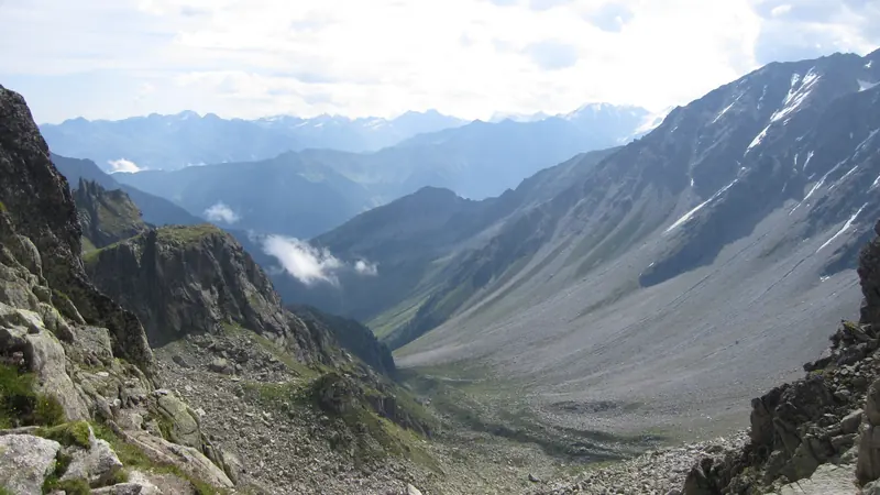Vallée profonde, brume au loin