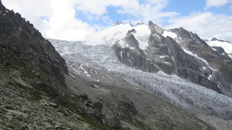 Un glacier entre les rochers