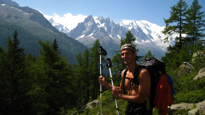Pause avec les bâtons, le massif derrière