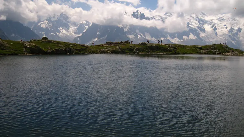 Un lac d’altitude face aux sommets