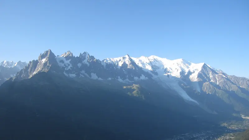 La chaîne de sommets enneigés au-dessus de la vallée